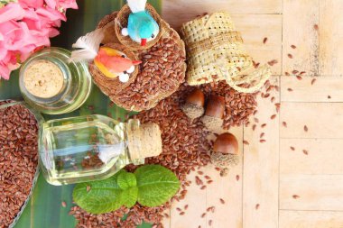 Keten tohumu ve yağı keten ahşap arka plan üzerinde