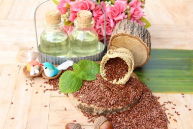 Keten tohumu ve yağı keten ahşap arka plan üzerinde