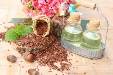 Keten tohumu ve yağı keten ahşap arka plan üzerinde