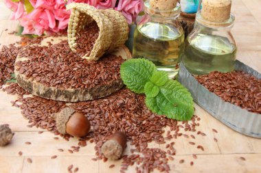 Keten tohumu ve yağı keten ahşap arka plan üzerinde