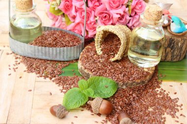 Keten tohumu ve yağı keten ahşap arka plan üzerinde