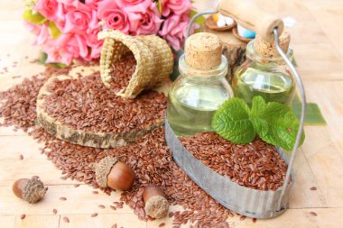 Keten tohumu ve yağı keten ahşap arka plan üzerinde