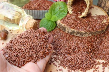 Keten tohumu ve yağı keten ahşap arka plan üzerinde