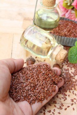 Keten tohumu ve yağı keten ahşap arka plan üzerinde