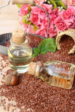 Keten tohumu ve yağı keten ahşap arka plan üzerinde