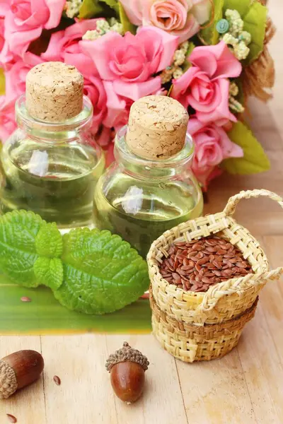 Keten tohumu ve yağı keten ahşap arka plan üzerinde