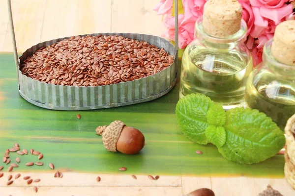 Keten tohumu ve yağı keten ahşap arka plan üzerinde