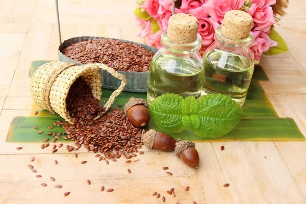 Keten tohumu ve yağı keten ahşap arka plan üzerinde