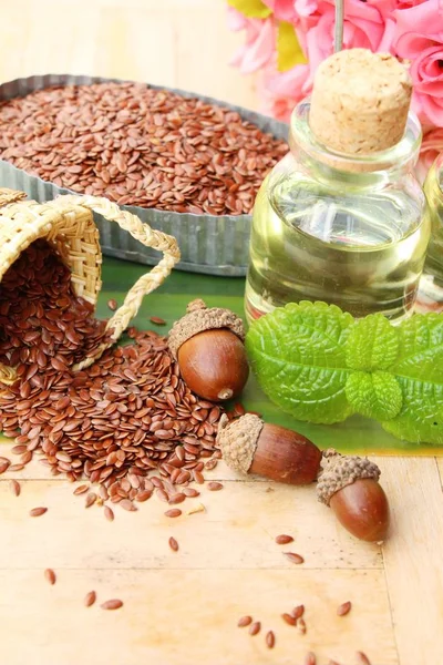 Keten tohumu ve yağı keten ahşap arka plan üzerinde