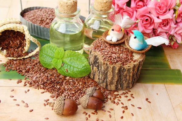 Keten tohumu ve yağı keten ahşap arka plan üzerinde