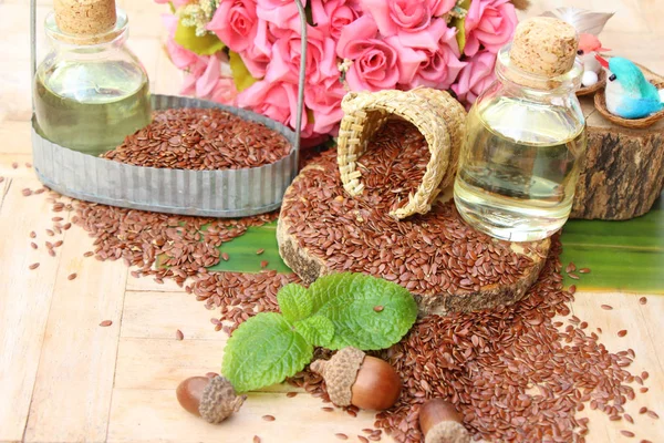 Keten tohumu ve yağı keten ahşap arka plan üzerinde