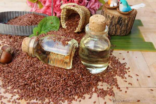 Keten tohumu ve yağı keten ahşap arka plan üzerinde