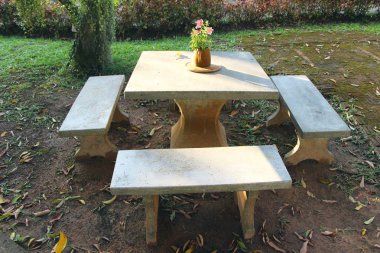 Vintage tarzı koltukları bahçede ayarla