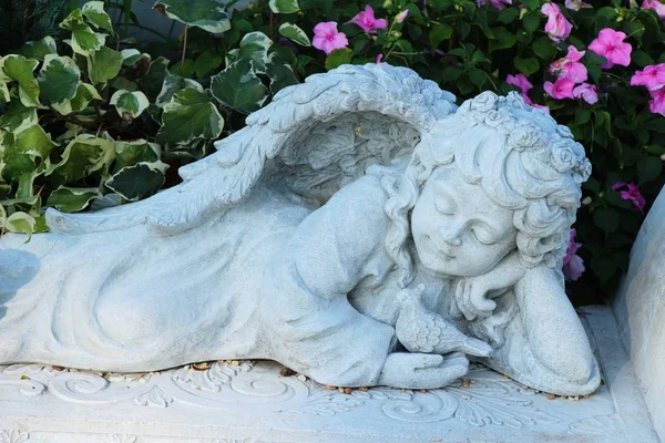 Estátua decorativa é beleza no jardim — Fotografia de Stock