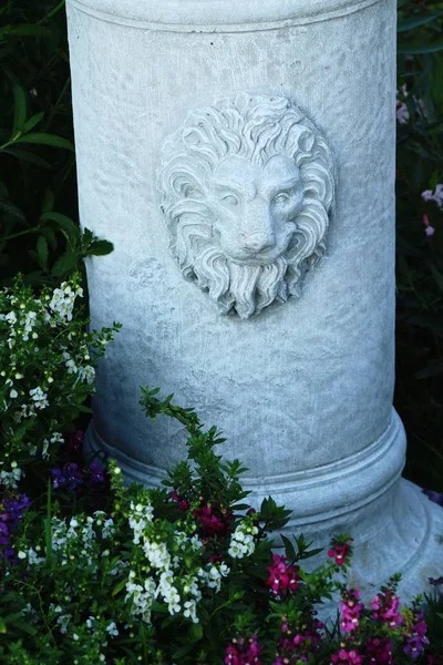 Estatua decorativa es la belleza en el jardín —  Fotos de Stock