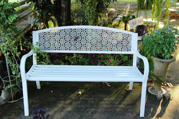 Ορισμός στυλ vintage καρέκλες στον κήπο — Φωτογραφία Αρχείου