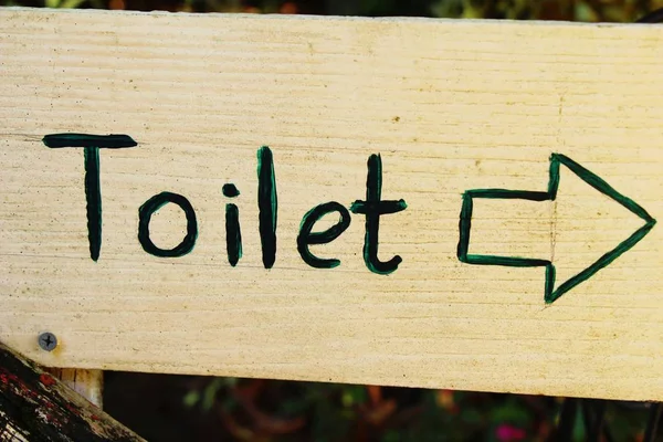 Symbolpfeil zeigt Weg zur Toilette — Stockfoto