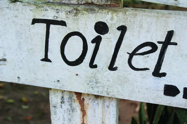 Symboliser flèche pointant aller aux toilettes façon — Photo