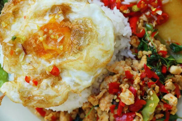 Nasi goreng dengan ayam kemangi dan telur goreng — Stok Foto