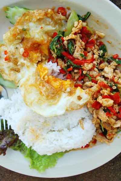 Stekt ris med basilikum og egg stekt – stockfoto