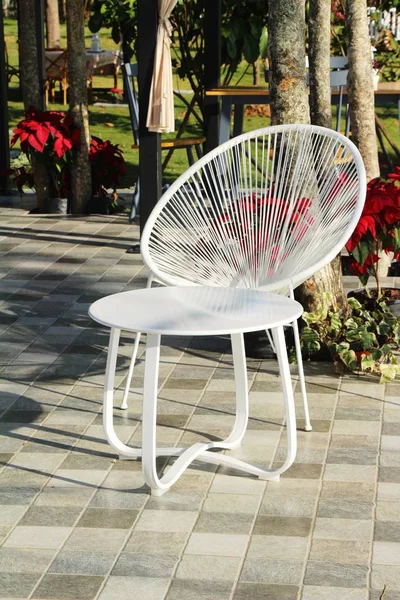 Ställ stolar i vintagestil i trädgården — Stockfoto