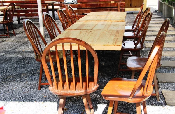 Houten stoelen in de tuin vintage stijl — Stockfoto