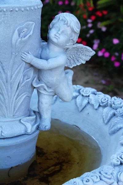装飾的な像は庭園の美しさ — ストック写真