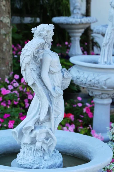 Decoratieve standbeeld is schoonheid in de tuin — Stockfoto