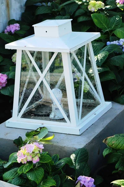 Lamp in de tuin in vintage stijl — Stockfoto