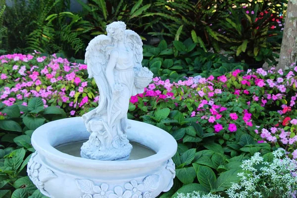 Estatua decorativa es la belleza en el jardín — Foto de Stock