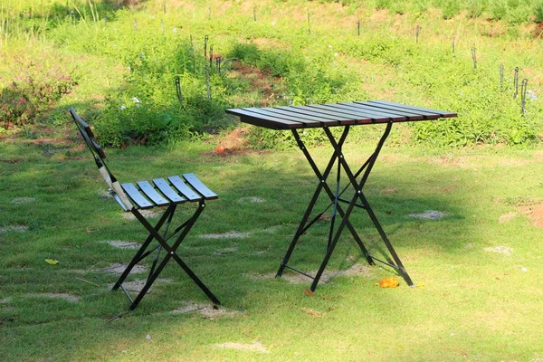 Houten stoelen in de tuin vintage stijl — Stockfoto