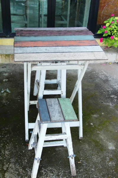 Holzstühle im Garten Vintage-Stil — Stockfoto