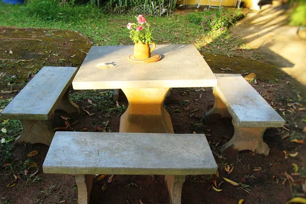 Stühle im Vintage-Stil im Garten — Stockfoto
