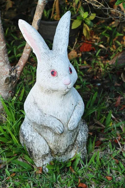 Statue décorative de lapin est beauté dans le jardin — Photo