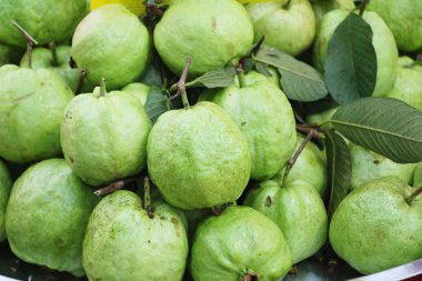 Guava meyve içinde belgili tanımlık çarşı lezzetlidir