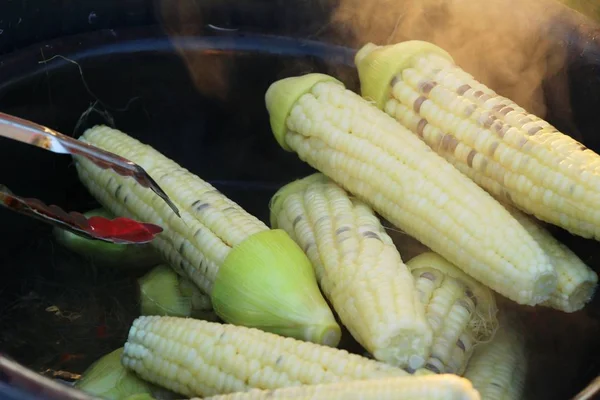 Maíz fresco para cocinar en el mercado —  Fotos de Stock