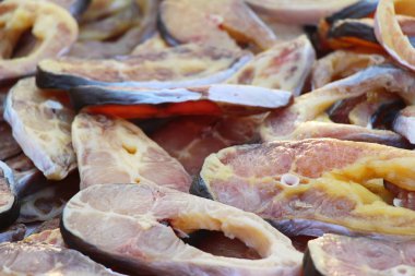 belgili tanımlık çarşı içinde yemek pişirmek için kurutulmuş balık