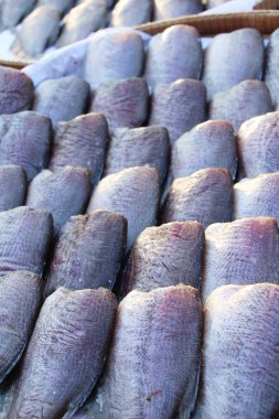 belgili tanımlık çarşı içinde yemek pişirmek için kurutulmuş balık