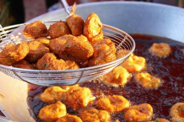 Yapma balık köftesi tavada kızarmış