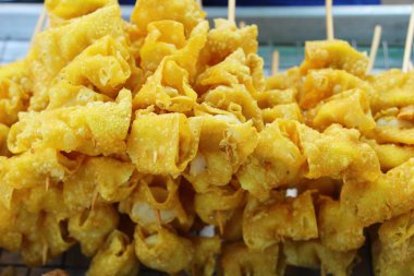 Çıtır çıtır kızarmış domuz eti köfte sokak gıda