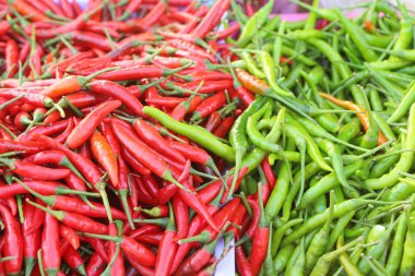 Belgili tanımlık çarşı içinde yemek pişirmek için taze biber