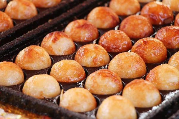 Takoyaki ist köstliches japanisches Essen auf Pfanne — Stockfoto