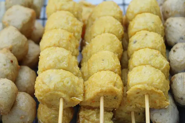 Rotolo di carne di granchio fritto nel mercato — Foto Stock