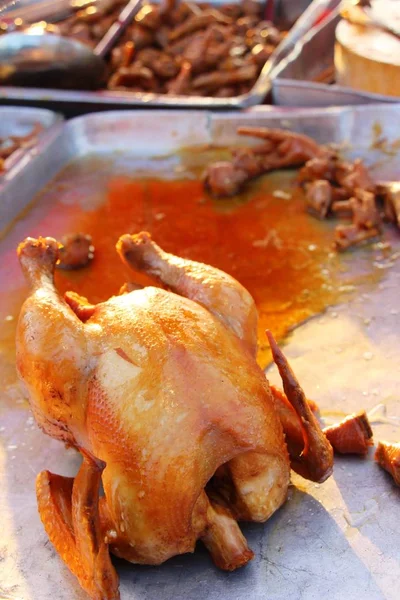 Demlenmiş tavuk sokak gıda lezzetlidir — Stok fotoğraf