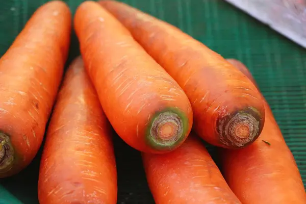 Frische Bio-Karotten auf dem Markt — Stockfoto