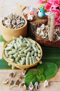 Ahşap arka plan üzerinde sağlık için Moringa kapsül