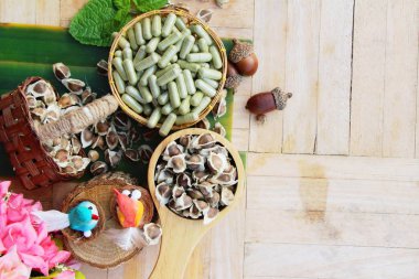 Ahşap arka plan üzerinde sağlık için Moringa kapsül