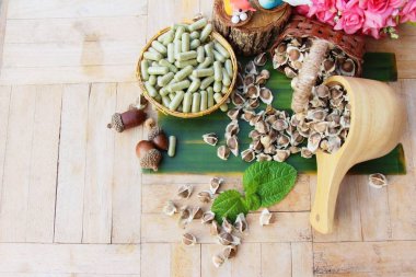 Ahşap arka plan üzerinde sağlık için Moringa kapsül