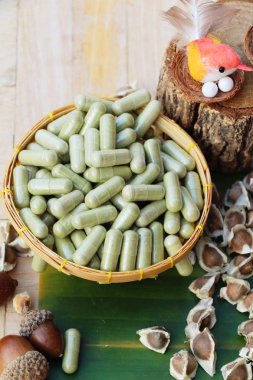 Ahşap arka plan üzerinde sağlık için Moringa kapsül