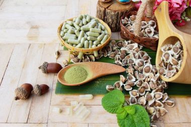 Ahşap arka plan üzerinde sağlık için Moringa kapsül